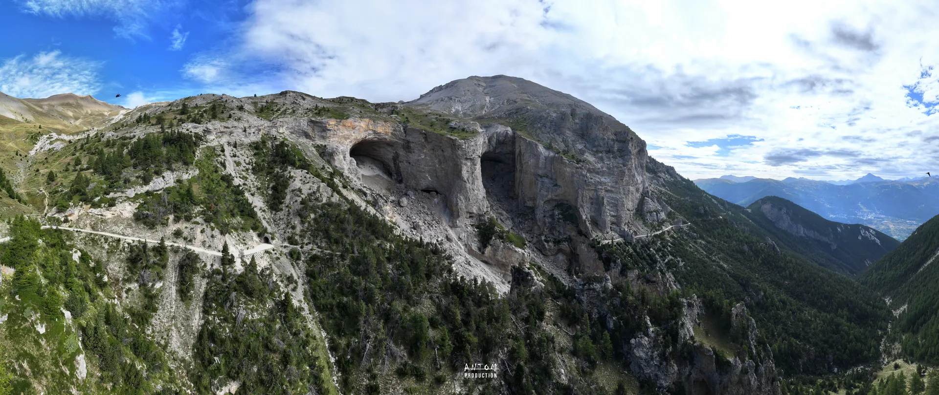 Panorama de montagnes vues par drone, en arrière-plan discret