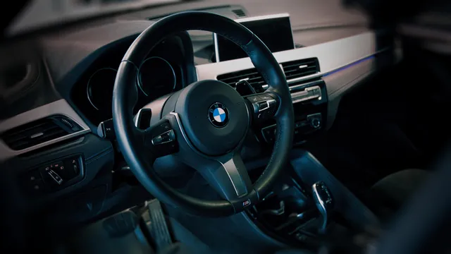 Poste de conduite d'une BMW X2 photographié en lumière douce