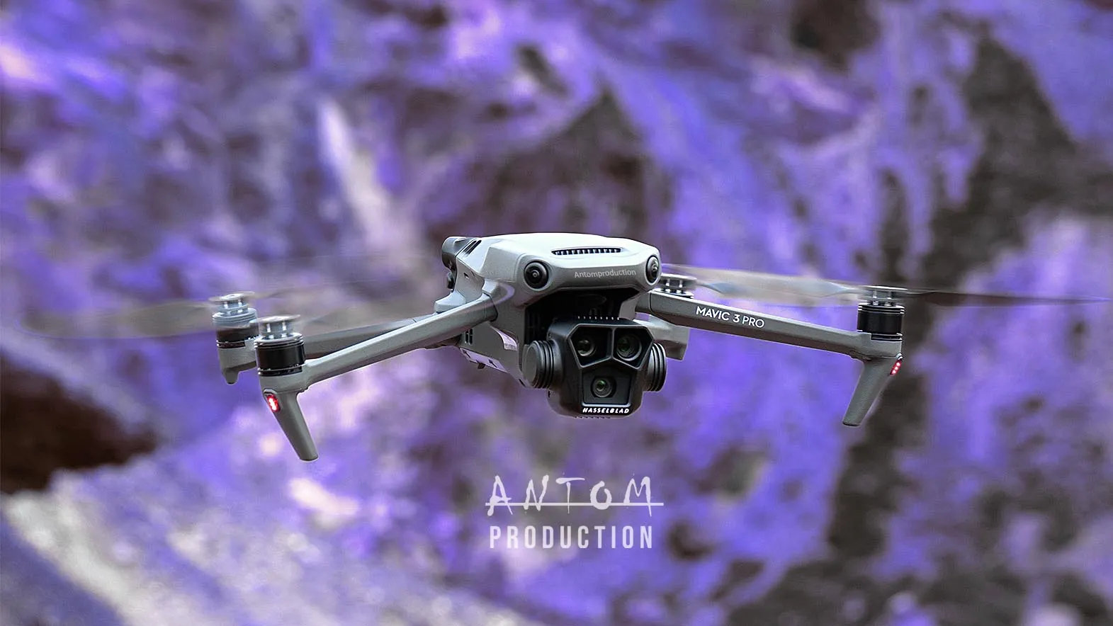 Drone DJI Mavic 3 Pro en vol stationnaire