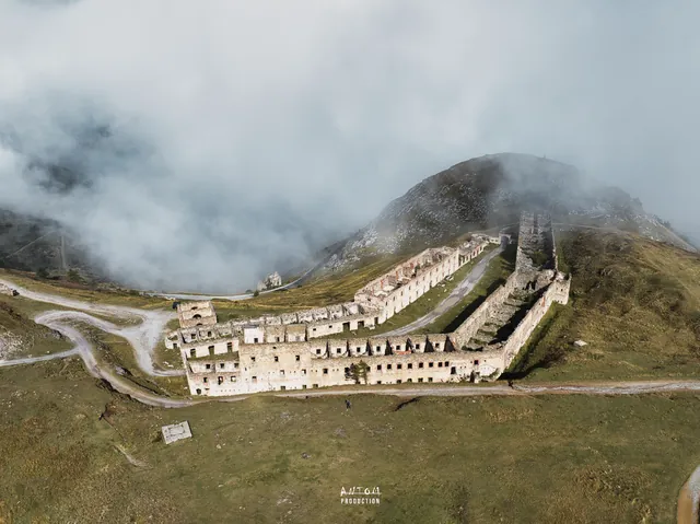 Ruines d'un fort d'altitude dans la brume, photographiées par drone dans les Alpes