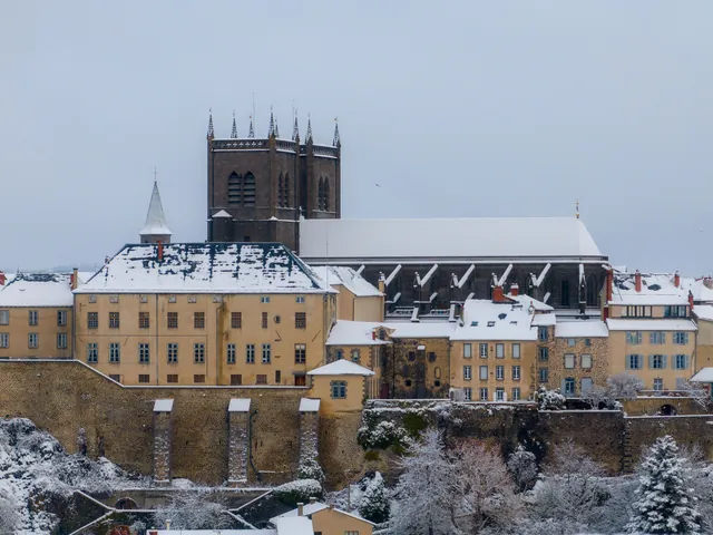 Cathédrale Saint-Pierre de Saint-Flour et la ville haute sous la neige, vue aérienne