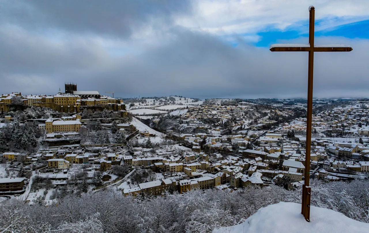 Saint-Flour sous la neige, vue depuis les hauteurs