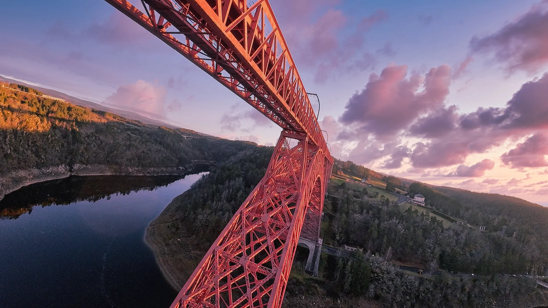 Plongée aérienne sur une pile du viaduc de Garabit et la Truyère, photographiée par drone