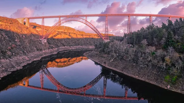 Viaduc de Garabit et son reflet dans la Truyère, photographié par drone au coucher du soleil